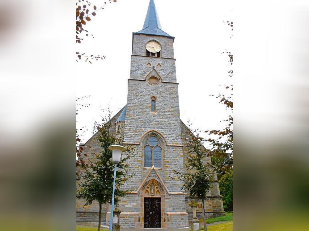 Erstrahlt in neuem Glanz: Der renovierte Turm der Störmeder Kirche. Fotos: Giannakis