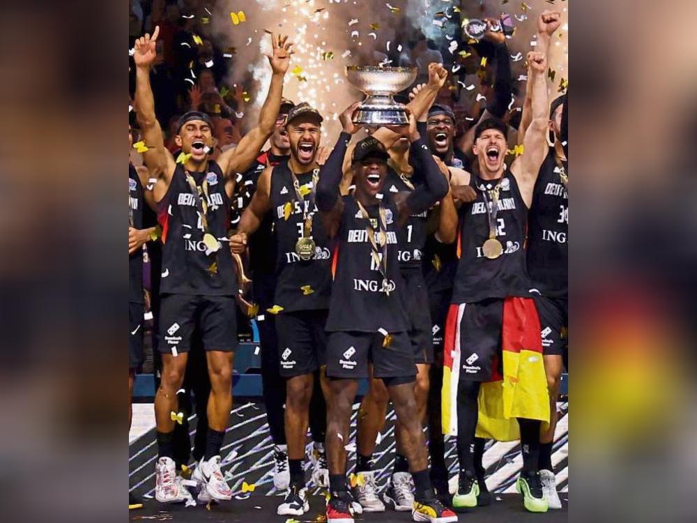Goldene Generation: Nach dem WM-Titel 2023 sind Dennis Schröder (mit dem Pokal) und Co. jetzt auch Basketball-Europameister. Einfach Wahnsinn, diese Jungs! Foto: DPA
