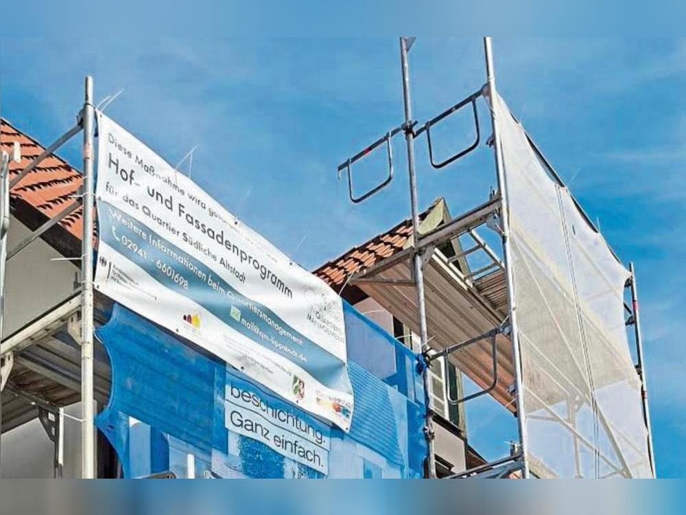 Erste Baustellenbanner machen auf die Umsetzung des Hof- und Fassadenprogramms aufmerksam. Foto: Stadt Lippstadt