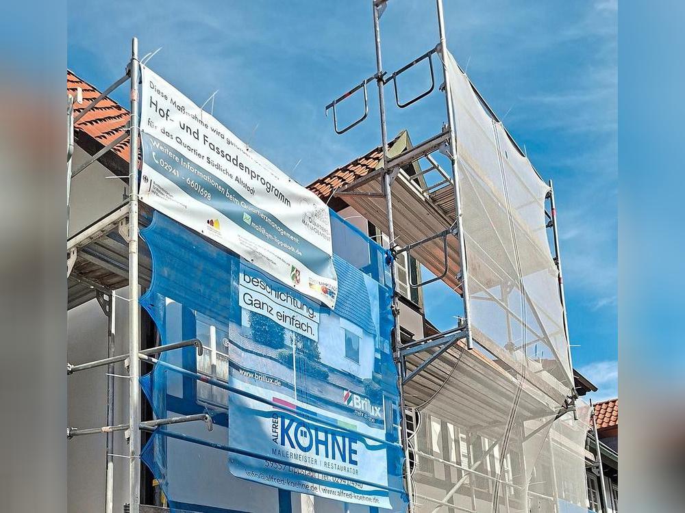Erste Baustellenbanner machen auf die Umsetzung des Hof- und Fassadenprogramms aufmerksam. Foto: Stadt Lippstadt