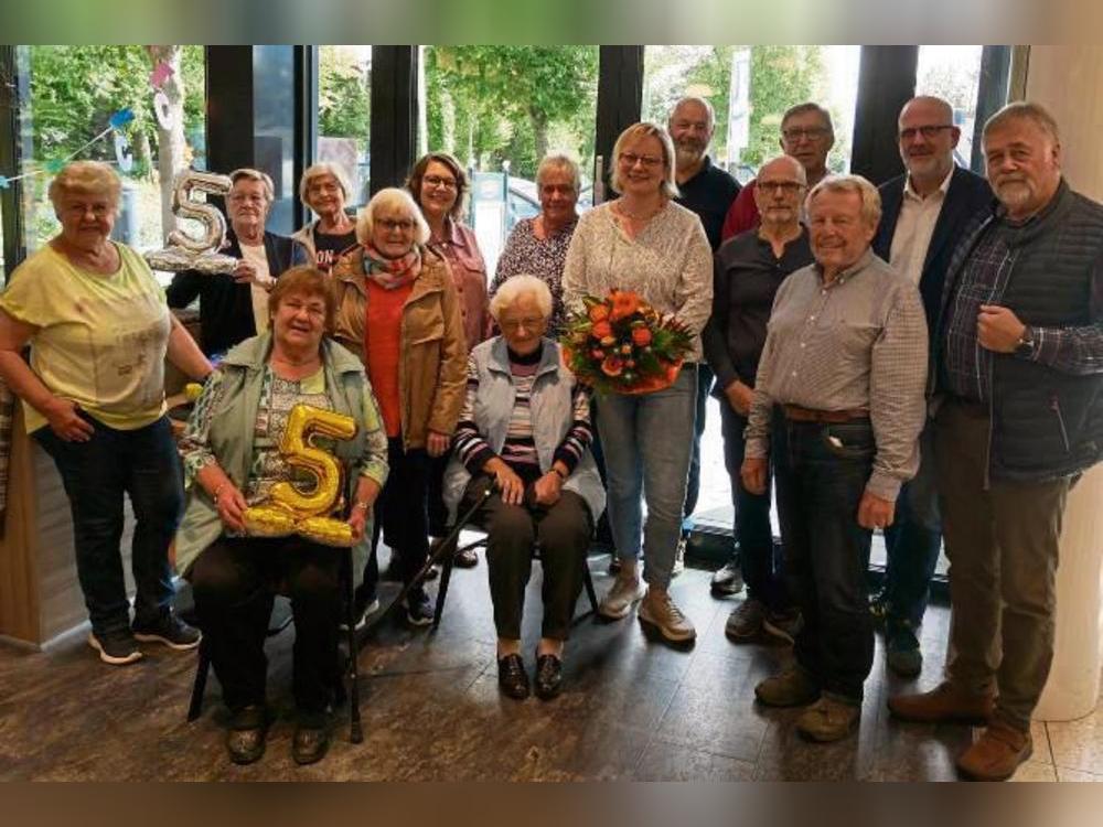 Zum fünfjährigen Jubiläum des Seniorenbusses der Dorfgemeinschaft Altenrüthen wurde gefeiert. Foto: Anja Bsdurek