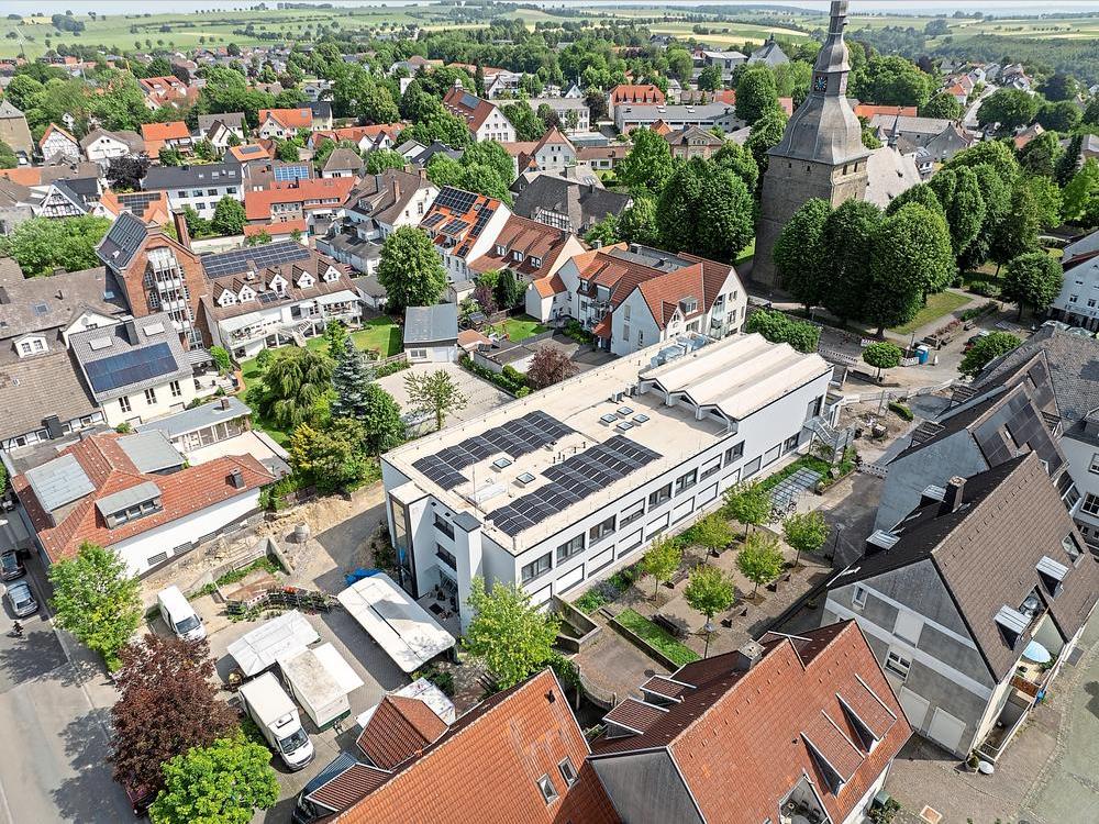 Blau schimmern die Solarpaneele auf Rüthens Dächern, wie hier auf dem Rathaus im Vordergrund. Doch es gibt auch Stromerzeuger, die in der Bergstadt deutlich weniger genutzt werden. Fotos: Eickhoff