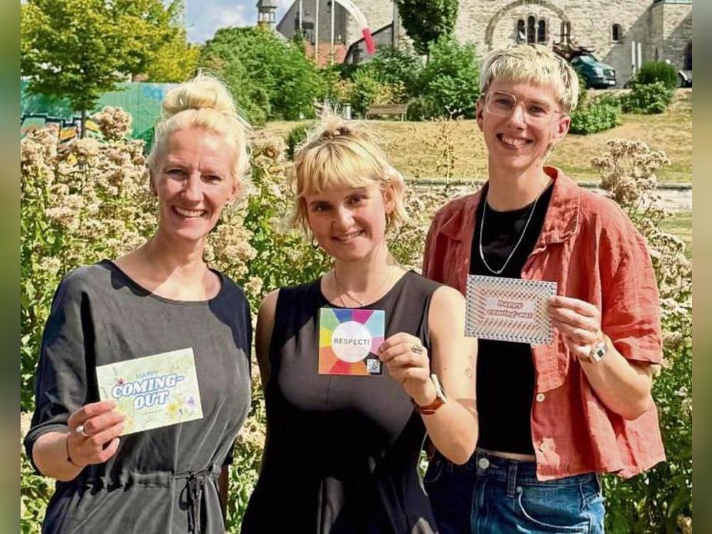 Das Team der Landesfachstelle blick*, (v.l.) Jana Hansjürgen, Alexandra Lüüs und Imke Heller, freut sich auf die Coming-Out-Days im Kreis Soest.