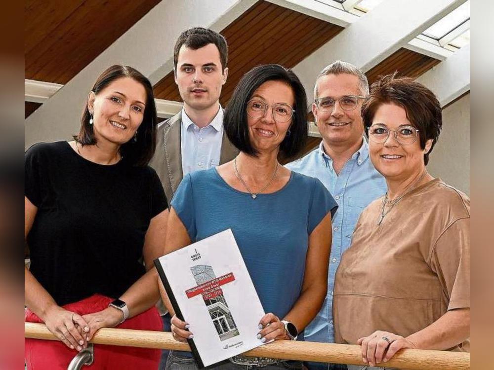 Gute Qualität in der Pflege: Katharina Plog, Katrin Dietz und Michaela Schlummer (v. l.) vom Sachgebiet Pflegeplanung und Alter haben den Bericht der WTG-Behörde (früher Heimaufsicht) gemeinsam mit dem neuen Sachgebietsleiter Marius Hansbuer (hinten links) und dessen Vorgänger Jan Dirksmeier (hinten rechts) vorgestellt. Foto: Birgit Kalle (Kreis Soest)
