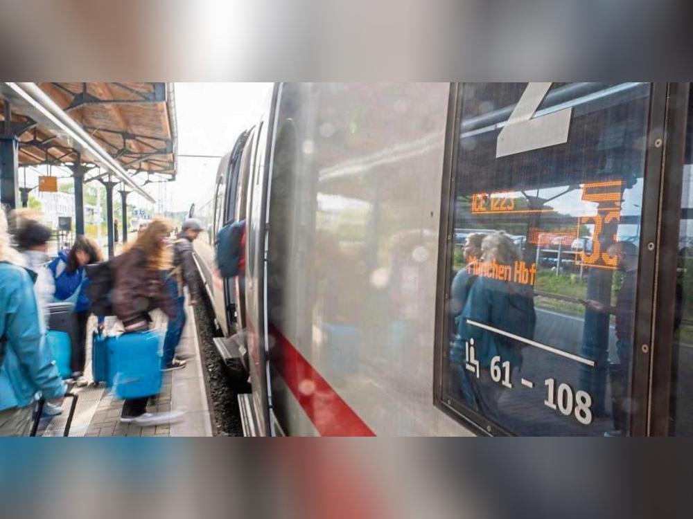Der ICE nach München im Soester Bahnhof: Die Verbindung soll laut Insider-Informationen mit dem Fahrplanwechsel am 14. Dezember wegfallen. Foto: Peter Dahm