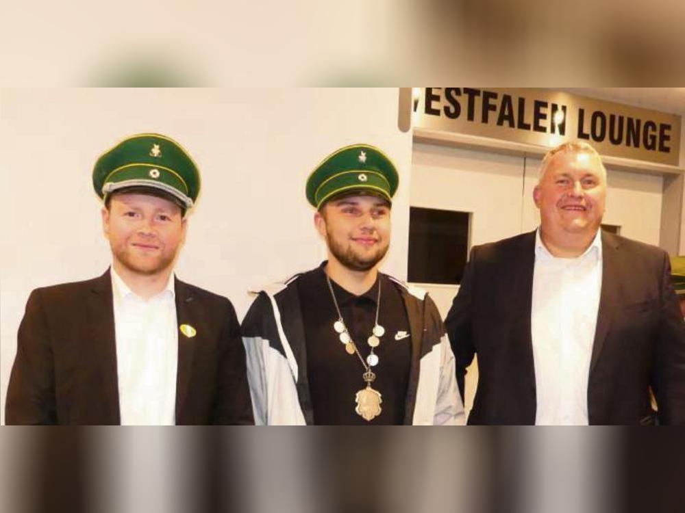 Neuer Jungschützenkönig des Schützenvereins Mellrich-Waltringhausen ist Freddy Pietsch (M.). Ihm gratulierten sein Vorgänger Patrick Marx (l.) und der Vereinsvorsitzende Tobias Lehnen (r.) Foto: Reinhard Priesnitz