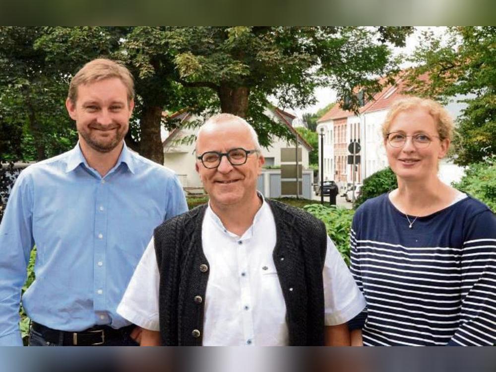 Christoph Andreas Straub (l.), Psychiatriekoordinator des Kreises Soest, Seminarleiter Joergen Mattenklotz (Mitte) und Dr. Astrid Schlüter (r.), Fachstelle für seelische Gesundheit im Kreisgesundheitsamt, laden alle Interessierten ein, sich für die Veranstaltung anzumelden. Foto: Kira Hönicke/ Kreis Soest