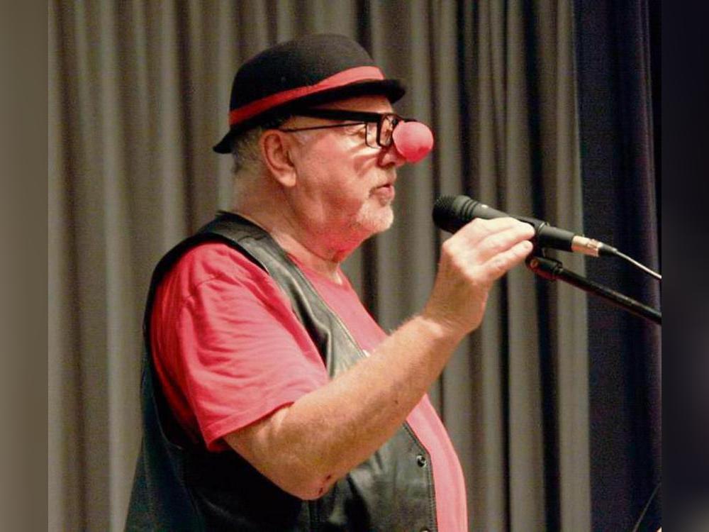 Die Pappnase täuscht: Willibert Pauels bietet vielschichtige und intelligente Unterhaltung. Foto: Helga Wissing
