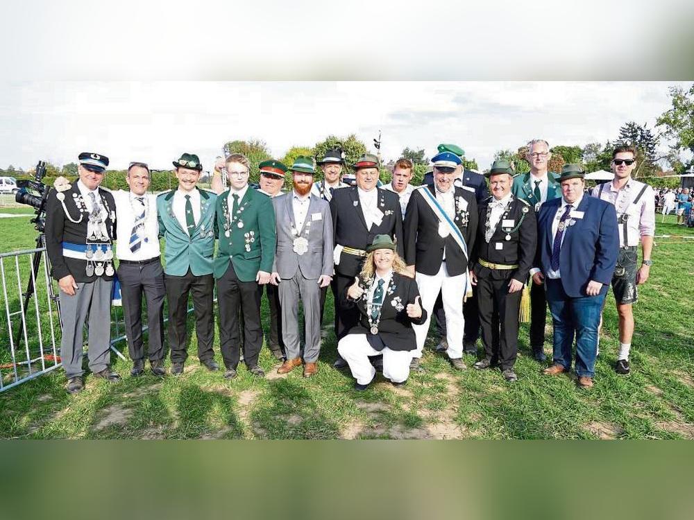 Diese 15 Finalisten, darunter aus dem Kreisschützenbund Lippstadt Timo Wahl (4.v.l., Lippstädter Schützenverein) und Nils Walter (3.v.l., Schützenverein Rixbeck), erreichten die Finalrunde. Auch die scheidende Bundeskönigin Daniela Kotewitsch (vorn) drückte die Daumen. Foto: Stefan Albersmeier