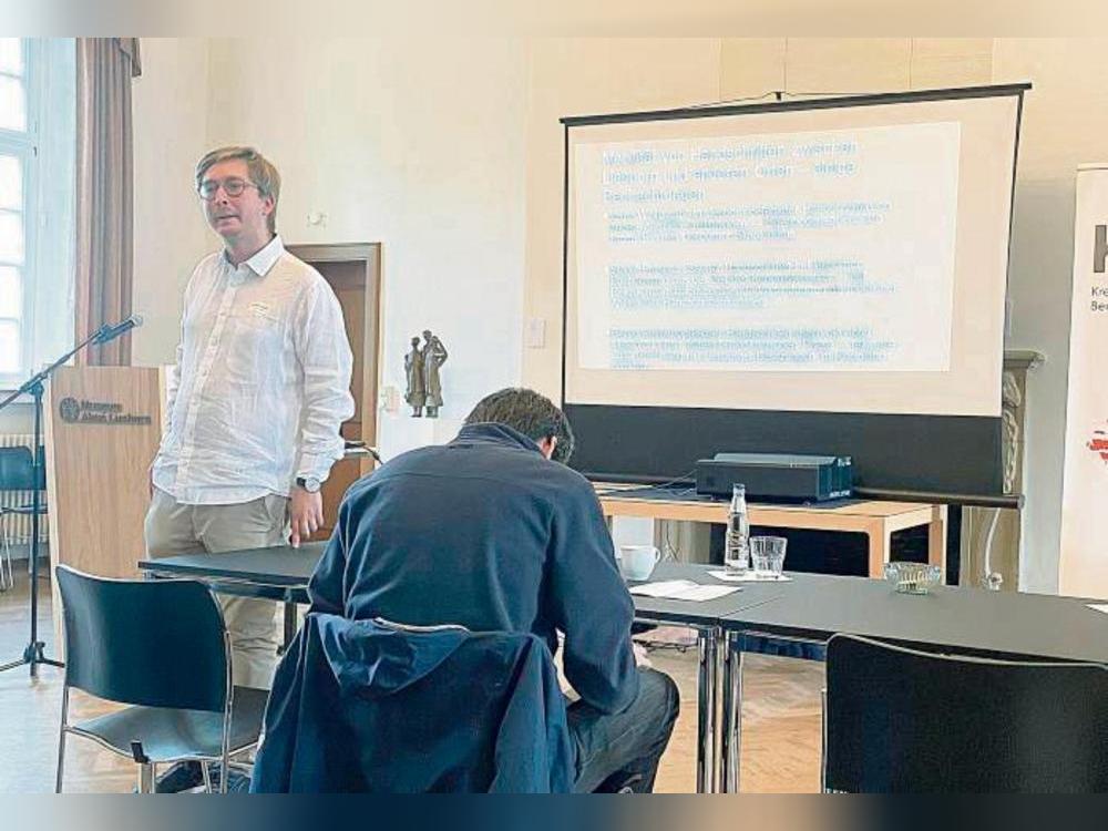 Mit der Produktion, Rezeption und dem Verbleib von Handschriften aus dem Jahr 1219 beschäftigt sich der Historiker Maximilian Schwarz. Foto: Dierk Hartleb