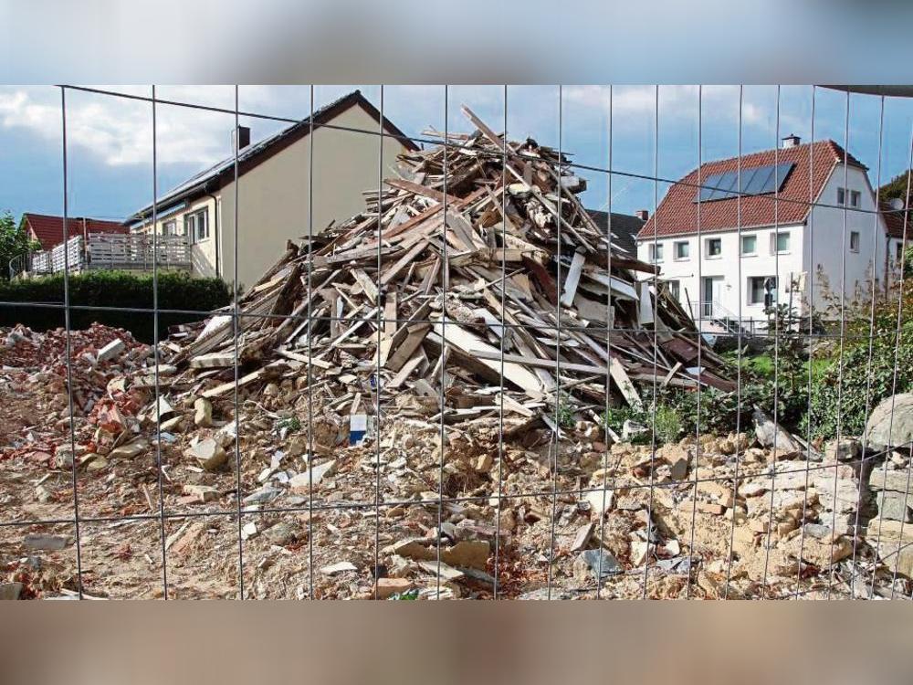 Aktuell darf es keine Veränderungen an dem widerrechtlich abgerissenen denkmalgeschützten Bau gegenüber der Gaststätte Röper-Bolte geben. Foto: Dagmar Meschede