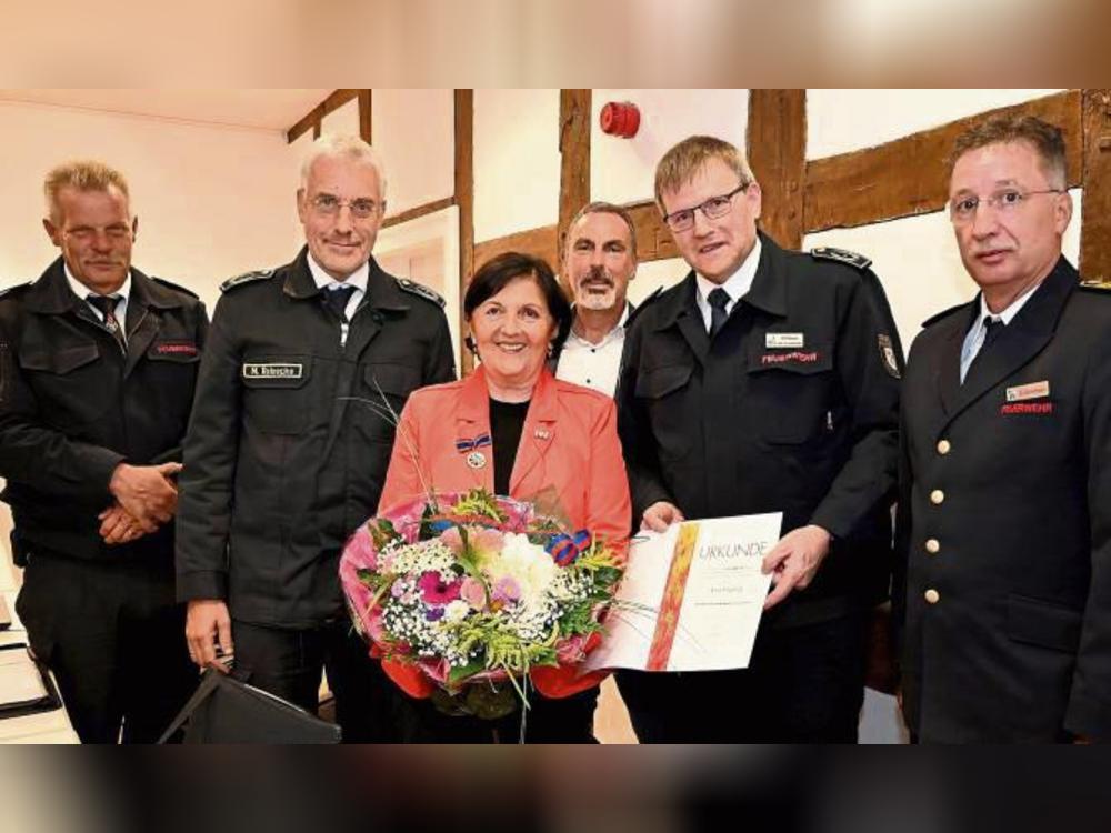 Vize-Bezirksbrandmeister Ludger Schlinkmann (r.) überreichte die Auszeichnung im Beisein der Vize-Kreisbrandmeister Ralf Schwane (2. v. r.) und Meinhard Reinecke (2. v. l.), Lippetals Bürgermeister Matthias Lürbke (3. v. r.) und Heinz Gerhard Müller (Abteilung Feuer- und Katastrophenschutz, l.) an Eva Irrgang. Der erkrankte Kreisbrandmeister Thomas Wienecke richtete Glückwünsche aus. Foto: Birgit Kalle (Kreis Soest)