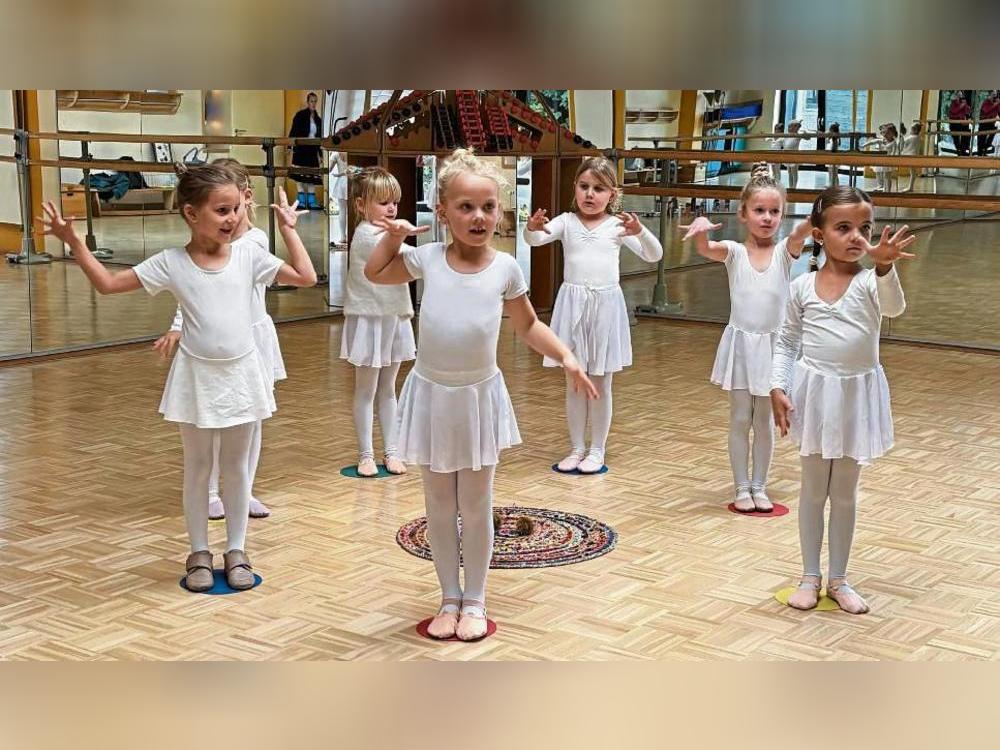 Bei der Probe zeigten die jüngsten Tanzschüler, wie sie sich die piksige Schale einer Kastanie vorstellen. Foto: Dagmar Meschede