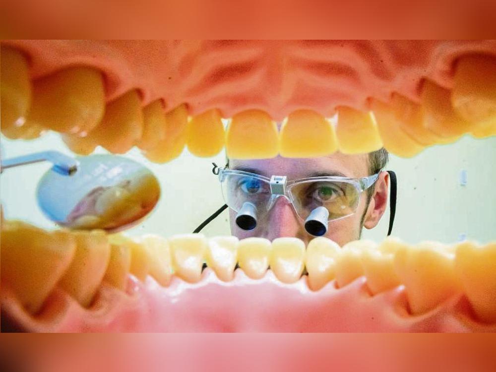 Einmal ganz weit aufmachen, bitte: Die Kinder im Kreis Soest haben gute Zähne. Das liegt vor allem daran, dass sie sich regelmäßig die Zähne putzen. Foto: dpa