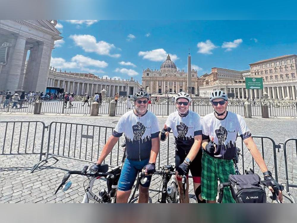 Endlich am Ziel: Halt machten die Rom-Radler Jörg Rhoden, Markus Müller und Holger Ehlert (v.l.) unter anderem vor dem Petersdom.