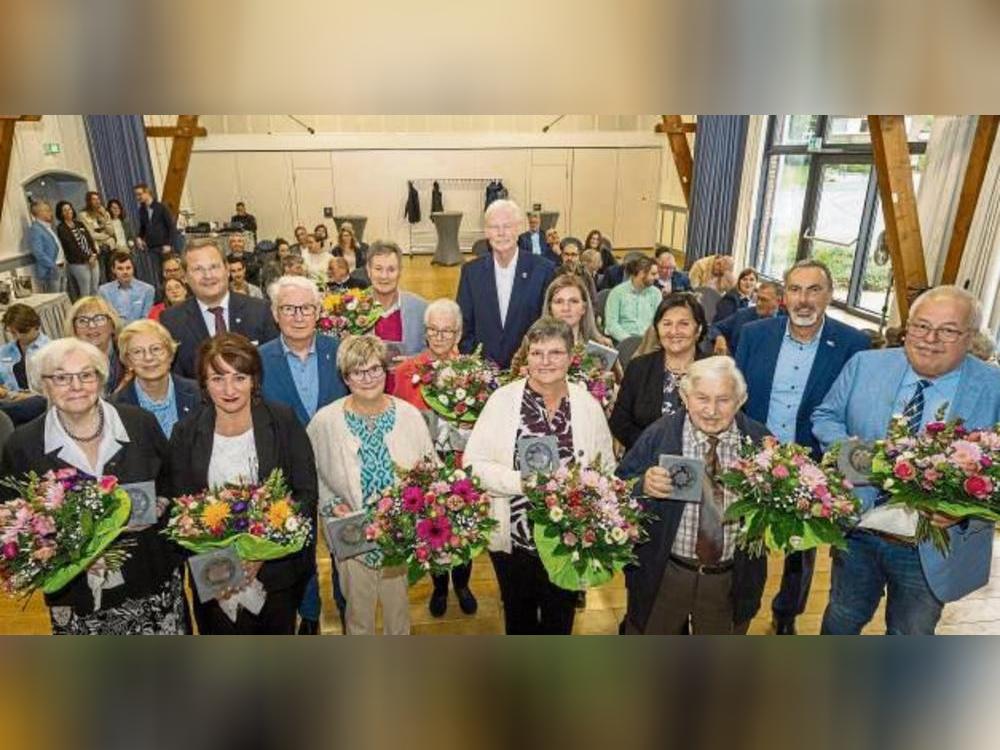 Anerkennung für pflegende Angehörige: Für ihren Einsatz erhielten die Geehrten neben dem Pflegestern eine Urkunde und einen Gutschein. Foto: Peter Dahm