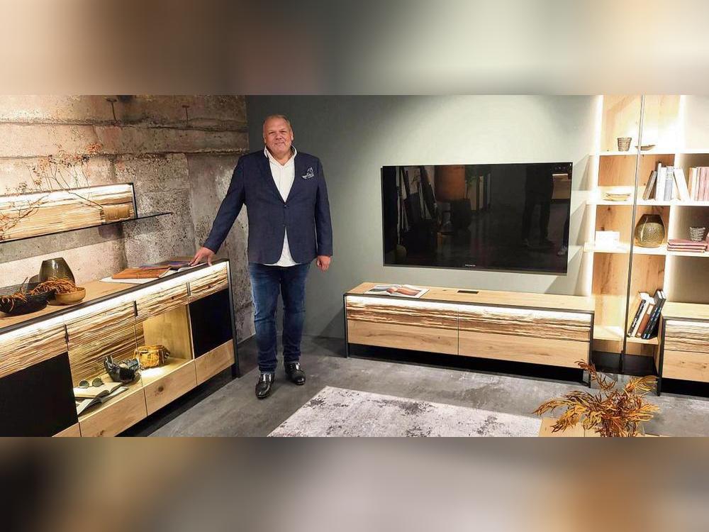 Wieder Wohnzimmer im Programm: Ulf Thielemeyer und sein Team zeigen Fachhändlern ihre Vorschläge für das, was ab Ende des Jahres oder Anfang kommenden Jahres in den Möbelhäusern stehen könnte. Foto: Schwade
