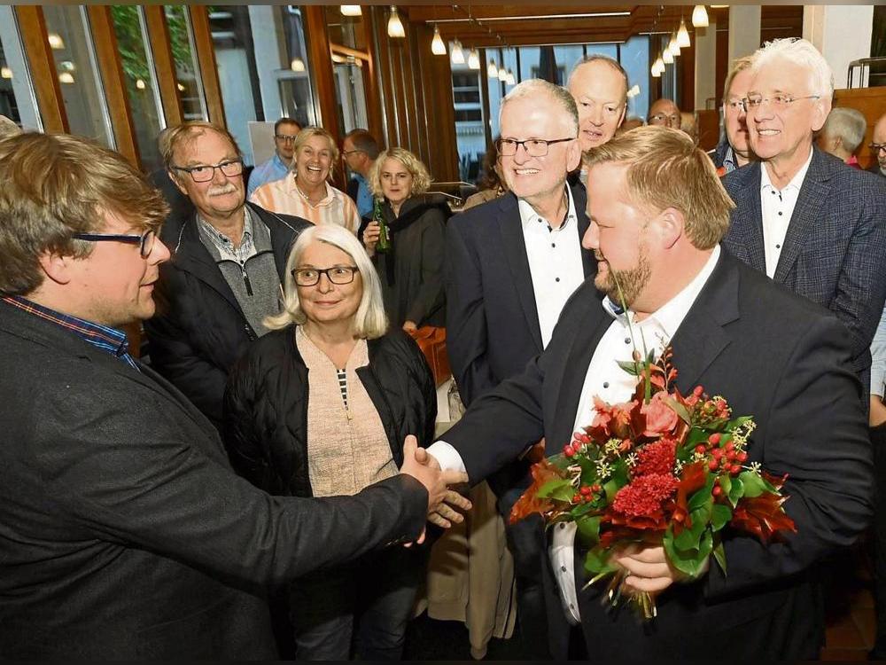 SPD-Kandidat Dr. Bastian Weber (l.) gratulierte Heinrich Frieling (CDU, r.) am Sonntag im Kreishaus zum Sieg. Foto: Peter Dahm