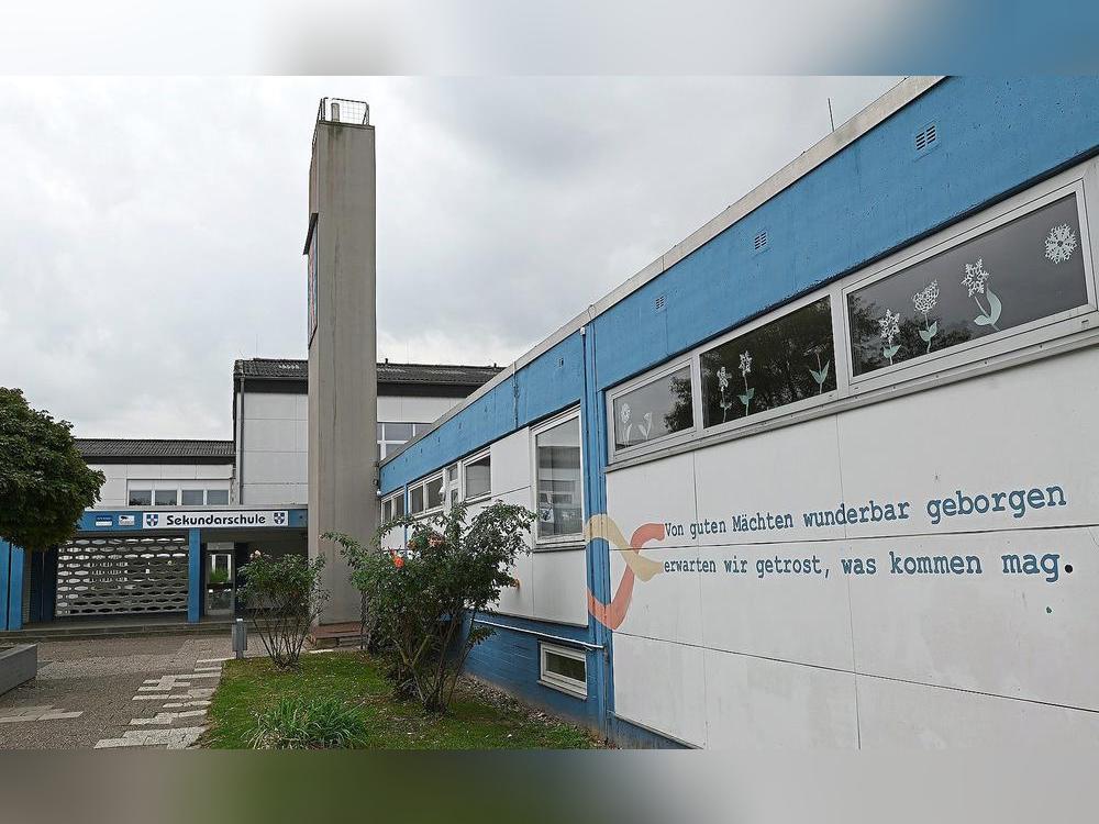 Die Sekundarschule Geseke erhielt heute eine Bombendrohung. Nach der Evakuierung gab es Entwarnung: Die Polizei konnte nichts im Gebäude finden. Foto: Tuschen