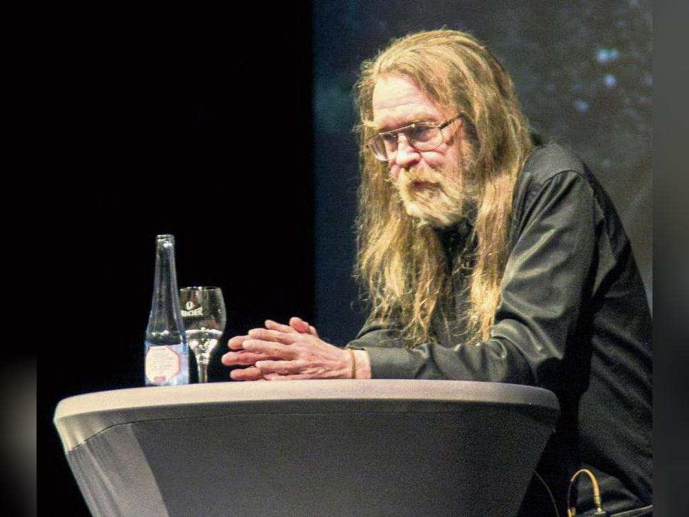 Im Anschluss an seine Lesung signierte Wolfgang Hohlbein, der sich als sehr nahbar zeigte, im Foyer Bücher. Foto: Helga Wissing