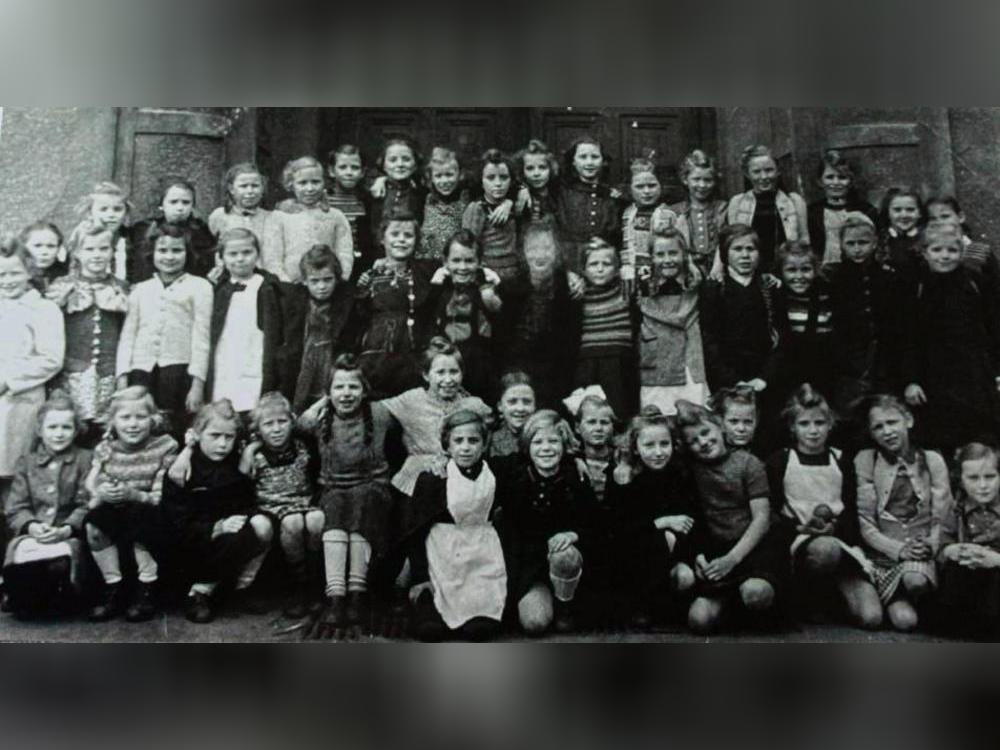53 Mädchen aus den Geburtsjahrgängen 1937/38/39 besuchten gemeinsam eine Klasse in der Katholischen Mädchenschule in Geseke. Sie haben regelmäßig Klassentreffen veranstaltet.