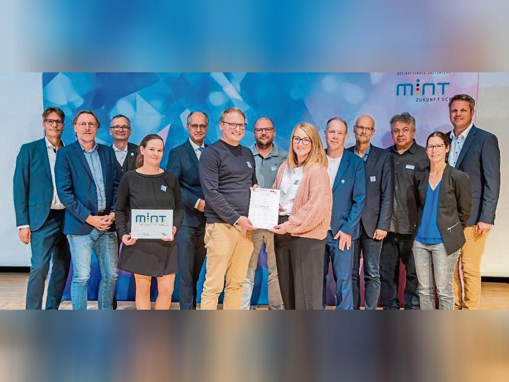 Übergabe der Urkunde: Der Didaktische Leiter Patrick Dirichs (6.v.l.) sowie Tobias Siemen (7. v.l.) und Sabrina Stang (8. v.l.) nahmen die Auszeichnung entgegen.