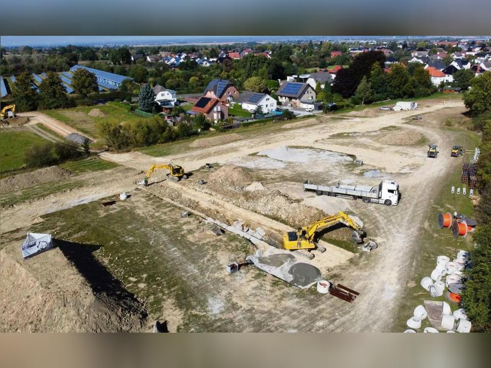 Im neuen Baugebiet „Am Bürgerwald“ am südöstlichen Ortsrand von Anröchte tut sich was: Die Kanalisation wird verlegt und die zukünftige Trasse der Baustraße ist erkennbar. Foto: Gemeinde Anröchte