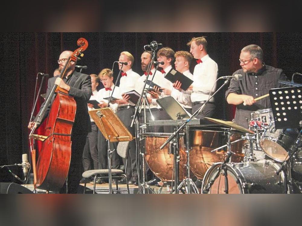 Musikalisch begleitet wurden die Chöre – hier der Männerchor MaleBox – von den Musikern des Königlichen Salonorchesters. Foto: Helga Wissing