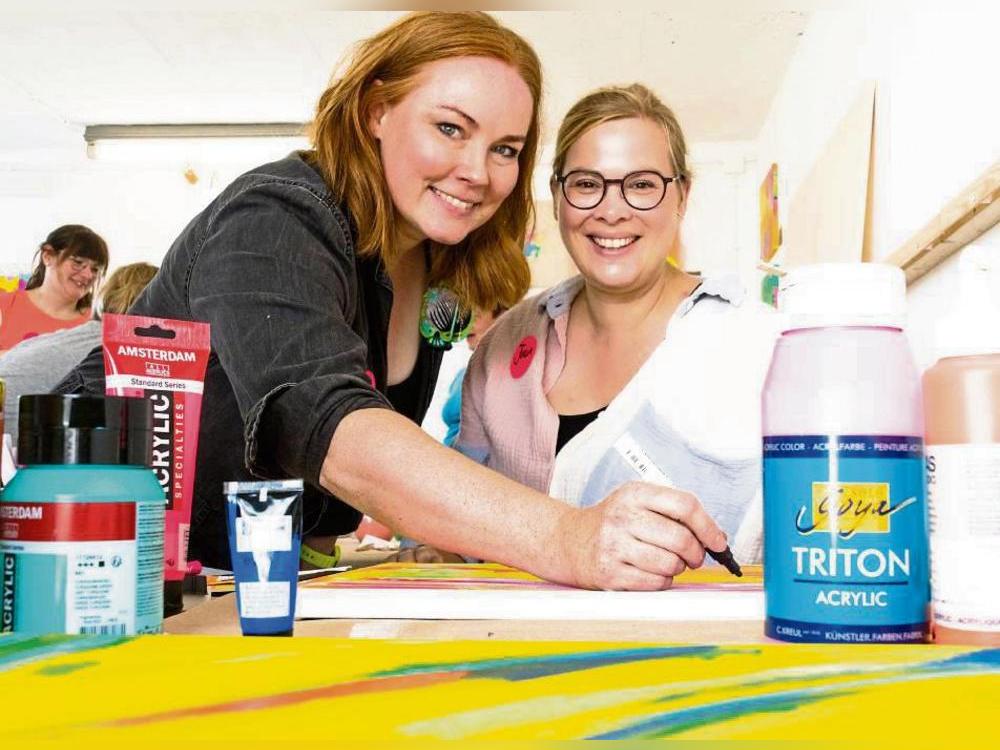Kunstvolle Ideen entstehen in der Kreativgarage auf Leinwand. Anne Dierkes (l.) gibt Workshop-Teilnehmerin Julia Tipps. Fotos: Björn Winkelmann