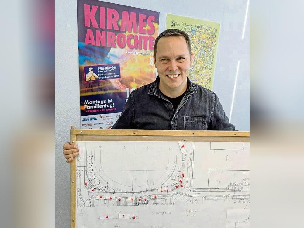 Den ersten Entwurf des Lageplans für die Anröchter Herbstkirmes steckt Marktmeister Jens Becelewski noch per Hand ab. Erst danach wird dieser digitalisiert. Foto: Bastian Puls