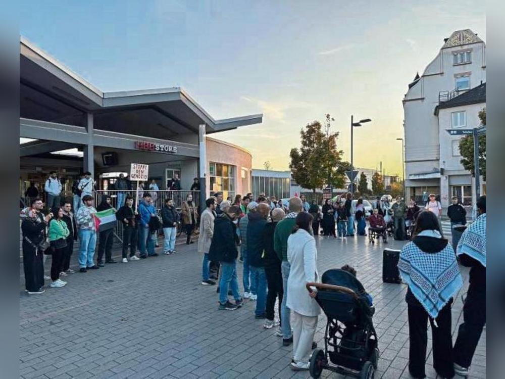 An Bahnhof versammelten sich am Donnerstagabend rund 70 Menschen, um gegen das Abfangen von Hilfsschiffen für den Gazastreifen zu demonstrieren. Foto: Cegelski