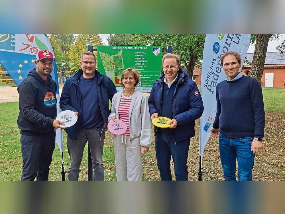 Eröffneten den Parcours (v.l.): Andre Bertelsmeier (Ortsvorsteher), Matthias Fecke (Vorsitzender BW Verlar), Ute Dülfer (Vorsitzende der Leader Südliches Paderborner Land), Uli Berger (Bürgermeister Salzkotten) und Uwe Jordan (Regionalmanager Leader).