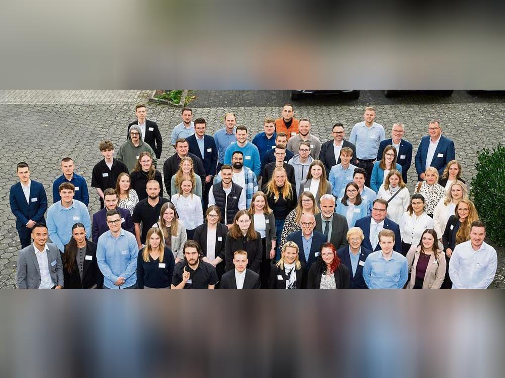 Zu den Gratulanten der Nachwuchstalente gehörten IHK-Vizepräsident Johannes Lehde, Christiane Mackensen (Stadt Soest), der stellv. Landrat Markus Patzke sowie IHK-Geschäftsbereichsleiter Klaus Bourdick. Foto: Wolfgang Detemple