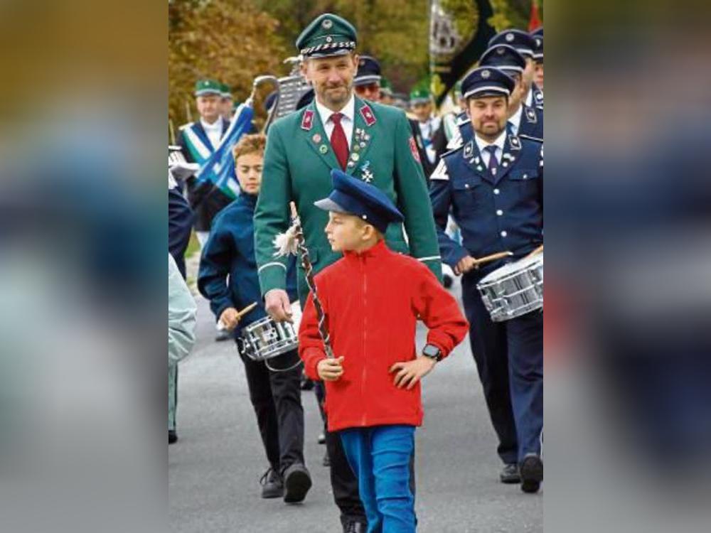 Früh übt sich: Dieser kleine Tambourmajor gab schon den Takt an.