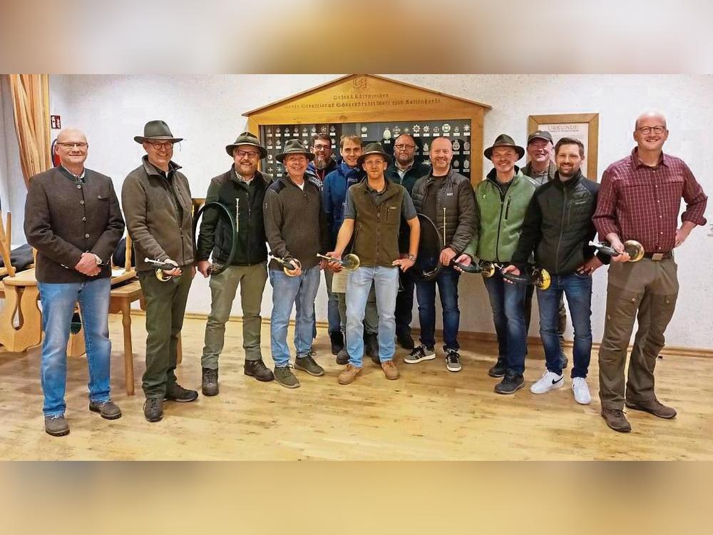 Aus blutigen Anfängern am Instrument sind mittlerweile gestandene Jagdhornbläser geworden: Die Interessengemeinschaft Jagdhorn aus Kallenhardt hat mit dem Bestehen der Prüfung zum Bläserhutabzeichen einen ersten Meilenstein erreicht.
