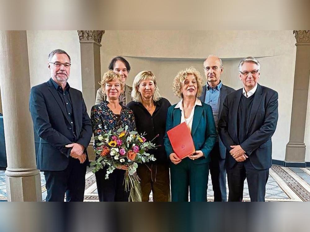Die Schädlich-Töchter Susanne (3.v.r.) und Anna (2.v.l.) bei der Preisverleihung, begleitet von den Jurymitgliedern (v.l.) Prof. Norbert Eke, Christoph Motog, Ines Geipel, Dr. Matthias Kornemann und Prof. Hans-Jörg Czech. Foto: Dierk Hartleb
