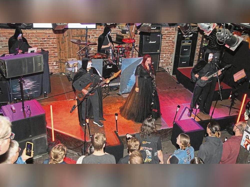 Die Nightwings aus Salzkotten begeisterten bei ihren vier Auftritten in der Rockscheune Verne die rund 250 Besucher mit ihrer Show „Echoes of the Night“. Foto: Büttner
