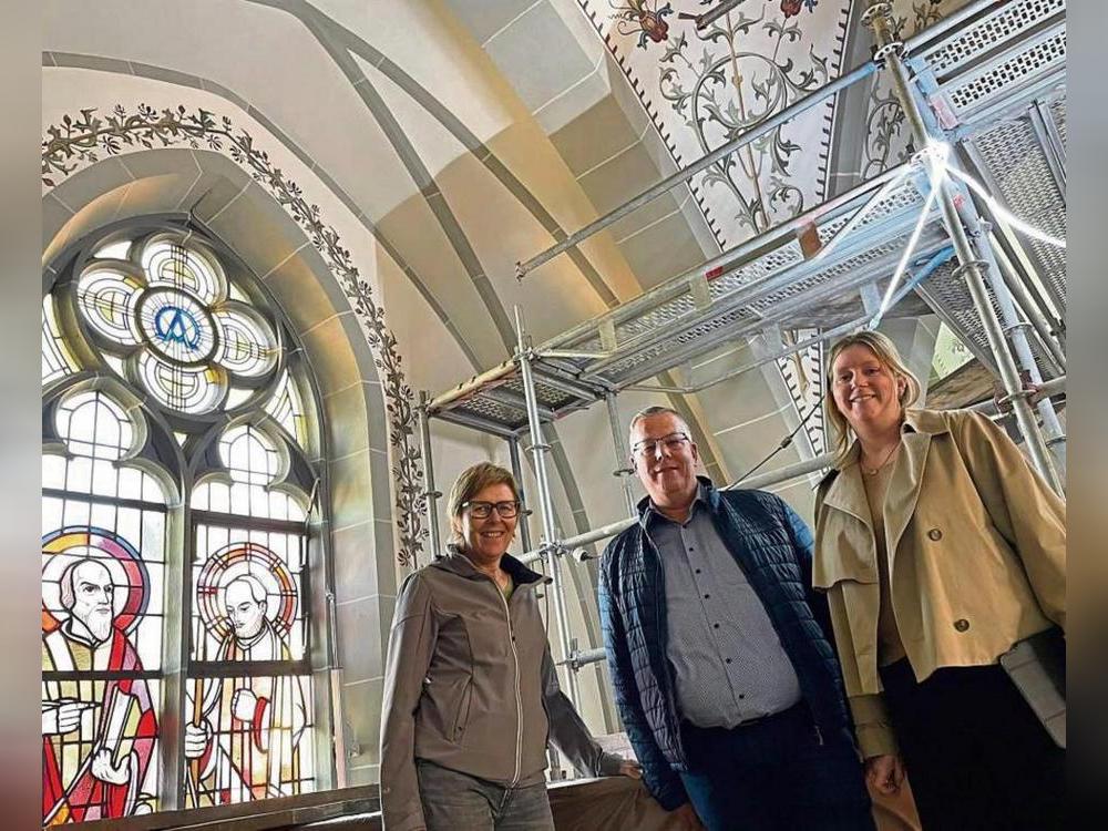 Sind schon jetzt angetan vom Ergebnis der gesäuberten und erneuerten Ausmalung der St. Antoniuskirche (v.l.): Architektin Mechthild Clemens, Holger Hellemeier vom Kirchenvorstand und Architektin Friederike Schmidt.