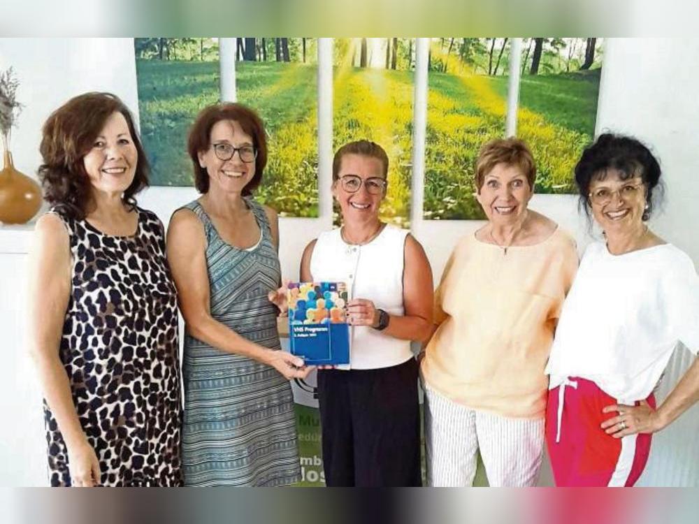 Machen Angebote für Trauernde, v.l. die Trauerbegleiterinnen des Hospizkreis: Gabriele Linauer, Sonja Berger, Anika Schnieders (VHS), Mechthild Fillinger und Mona Gruber.