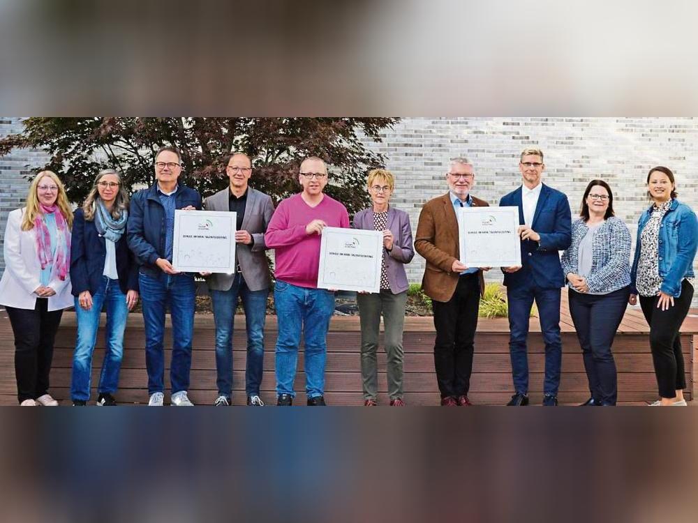 Freuen sich über die Auszeichnung (v.l.): Diana Hölscher, Astrid Neitzel (beide HSHL), Horst Merschmann, Michael Müntefering (beide Hubertus-Schwartz-Berufskolleg Soest), Johannes Kuchlbauer, Schulleiterin Gaby Lütkehellweg (beide Ostendorf-Gymnasium), Schulleiter Michael Flore, Heiko Mosch (beide Lippe-Berufskolleg), Präsidentin Prof. Dr.-Ing. Kira Kastell und Vanessa Herrmann (beide HSHL).
