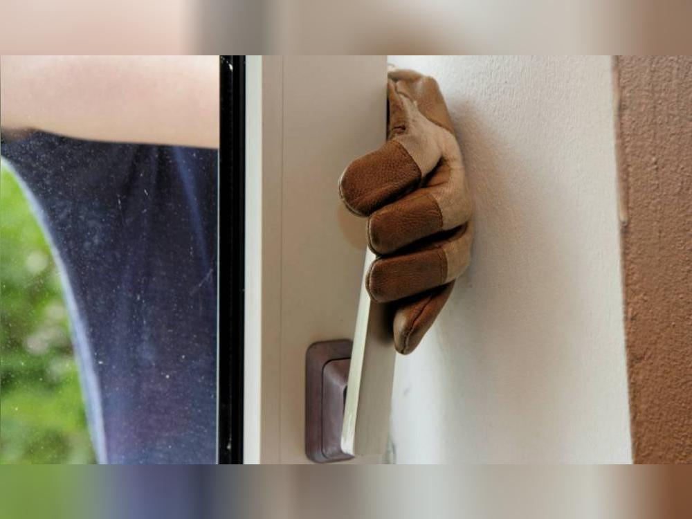 Der oder die Täter gelangten vermutlich durch die Terrassentür in das Einfamilienhaus. Foto: Symbolbild