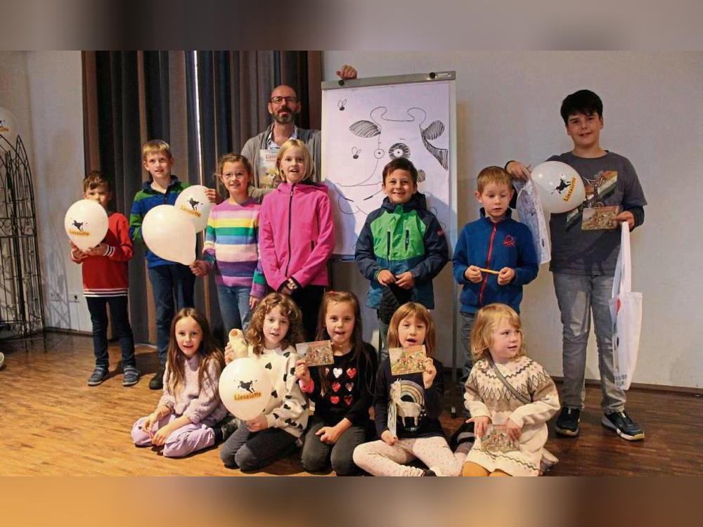 Autor und Illustrator Alexander Steffensmeier hat im Pankratiushaus Anröchte aus seinen Lieselotte-Büchern gelesen. Auto(r)gramme gab’s für den Nachwuchs auch. Foto: Pia Mintert