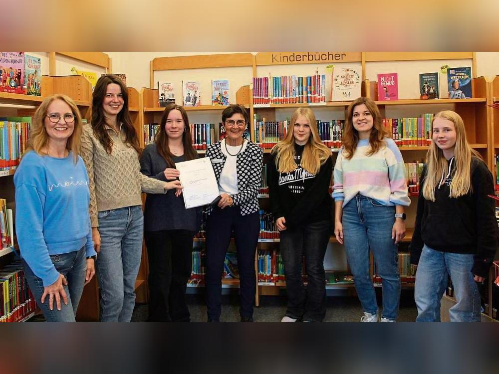 Angelika Hummelsheim (Mitte) überreichte im Namen der Staatskanzlei des Landes NRW und der NRW-Stiftung den Engagementpreis des Monats Oktober an Beteiligte des Projekts „teens & twens“ der Bücherei St. Cyriakus Horn.