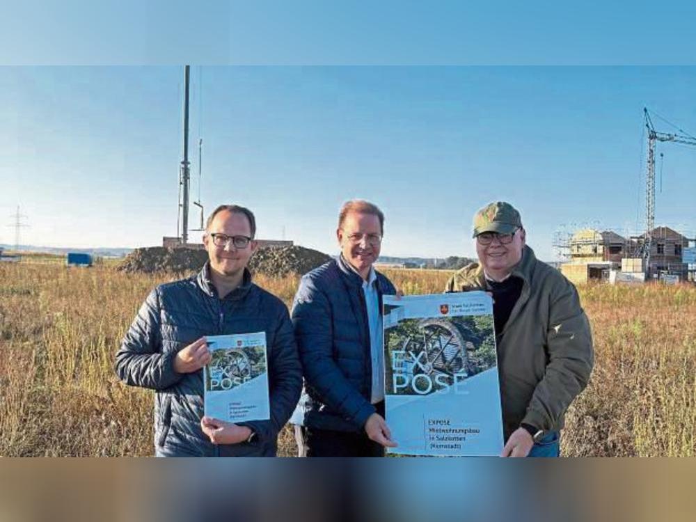 Stadt-Mitarbeiter Christian Hübner, Bürgermeister Ulrich Berger und sein Stellvertreter Norbert Menke (v.l.) setzen auch im Baugebiet Osterfelde auf sozialen Wohnungsbau.