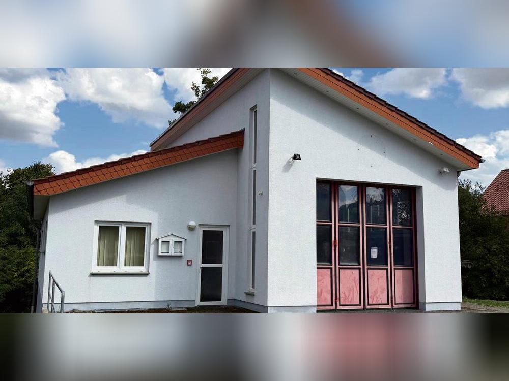 Ein Geschoss, viel Potenzial: Das alte Feuerwehrhaus von Altengeseke wird verkauft. Fotos: Gemeinde Anröchte