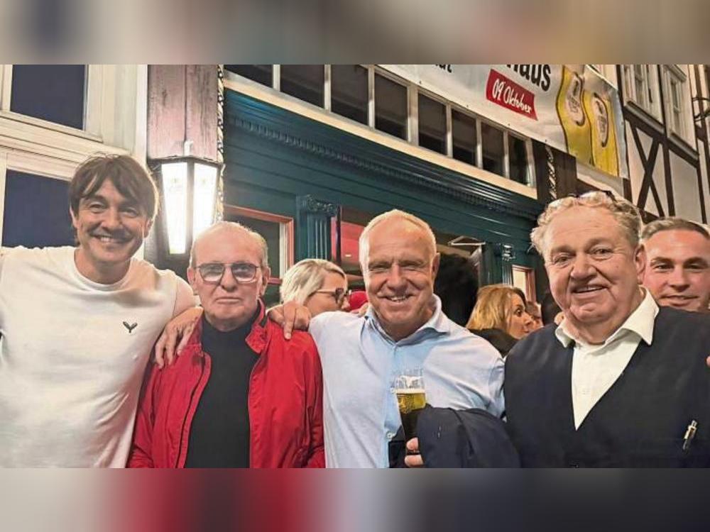 Am Dienstagabend hat Ralf „Auge“ Stotz (r.) schonmal das „Warm-up“ gefeiert, hier mit (v.l.) Comedian Matze Knop, Robert Hillebrand vom Dienstagsclub Borussia und dem Ex-Profifußballer Michael Rummenigge. Foto: Frank Lütkehaus