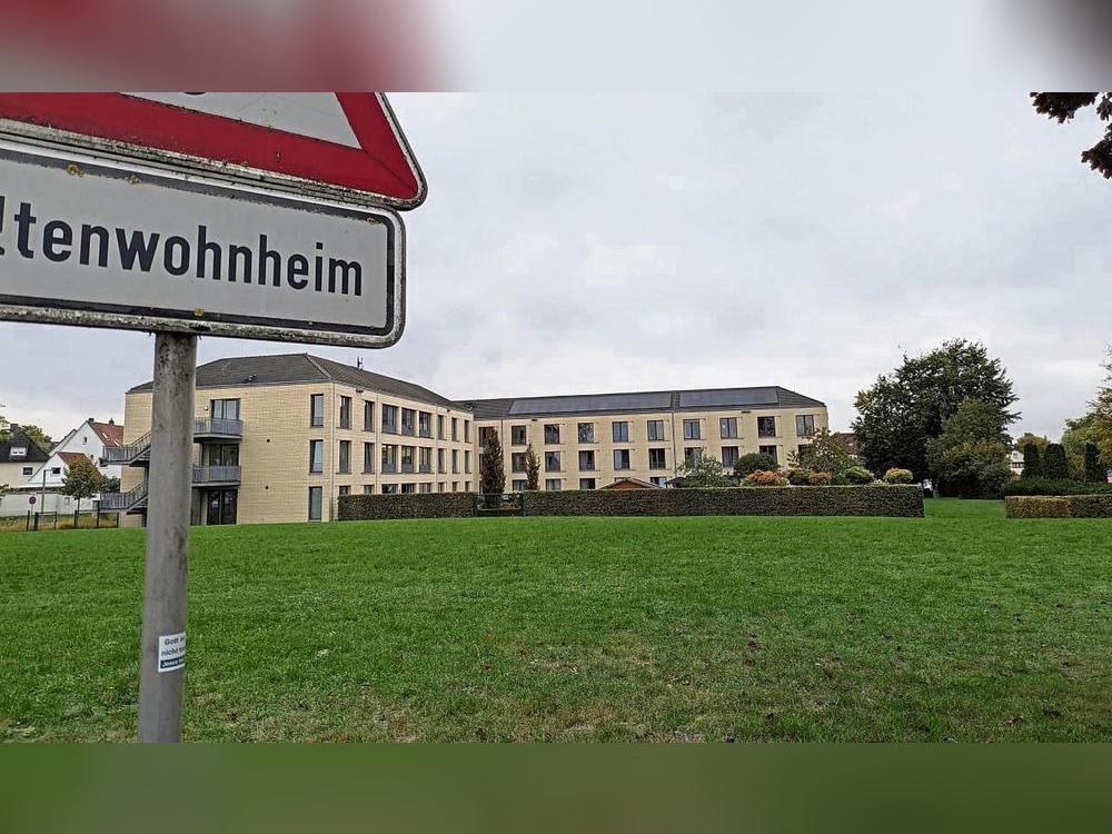 Einst stand hier das „alte“ Haus Maria, bevor es neu gebaut wurde (im Hintergrund). Die entstandene Wiese wird nun wohl demnächst wieder bebaut. Foto: Hannah Wapelhorst
