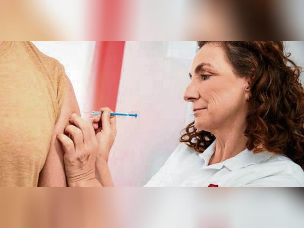 Empfohlen wird die Grippeimpfung vor allem für Menschen ab 60 Jahren, Schwangere, chronisch Erkrankte und Beschäftigte mit viel Kontakt zu anderen.