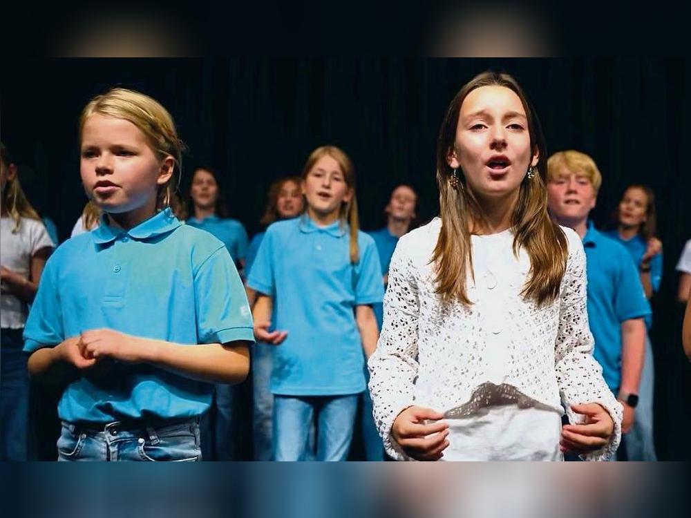 Ein Screenshot aus dem Video zum Song „Time Time Time“: Gedreht wurde im Städtischen Gymnasium Erwitte, in der Musikschule und beim Jubiläumskonzert in der Hellweghalle.