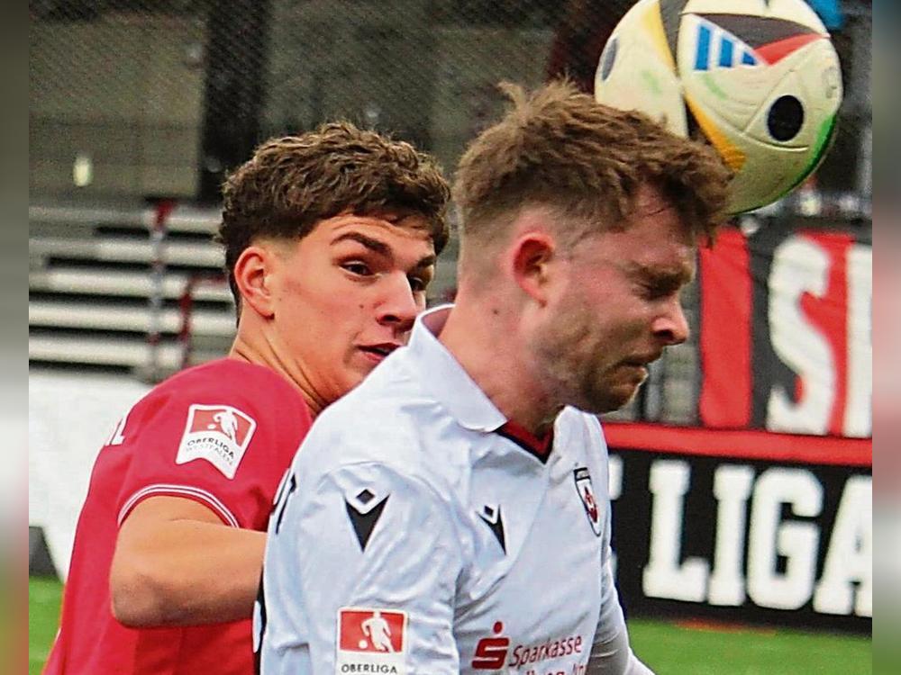 Den Kopf einschalten, das Herz in beide Hände nehmen – dann haben Fabian Brosowski (r.) und der SV Lippstadt den fünften Sieg in Serie vor der Brust. Die Fans freuen sich auf ein Fußballfest gegen die U21 von Arminia Bielefeld. Foto: Thorsten Heinke